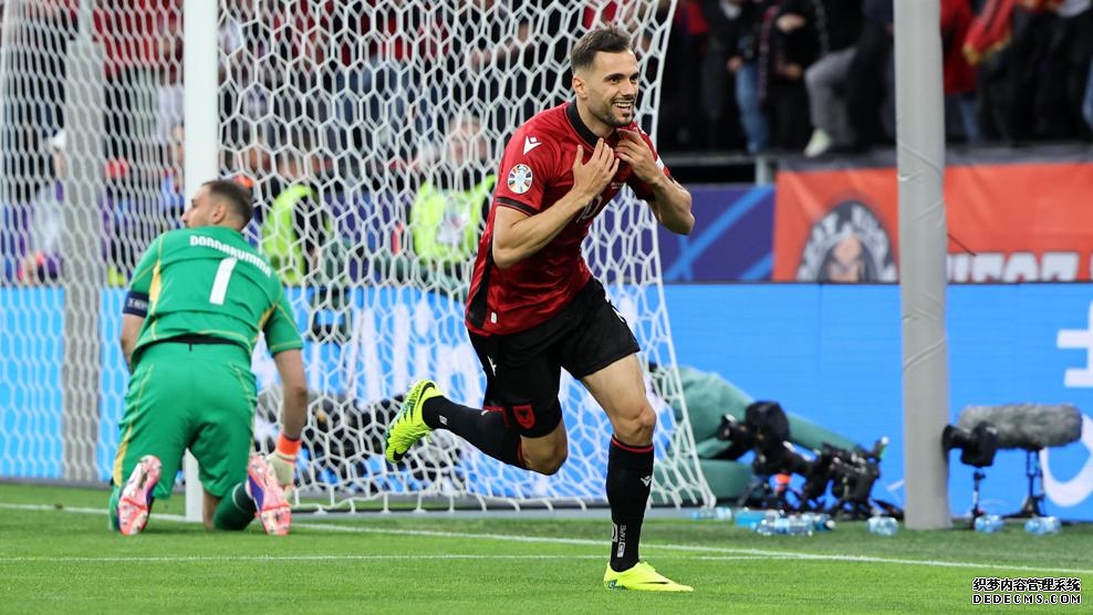 内迪姆·巴伊拉米庆祝破纪录进球