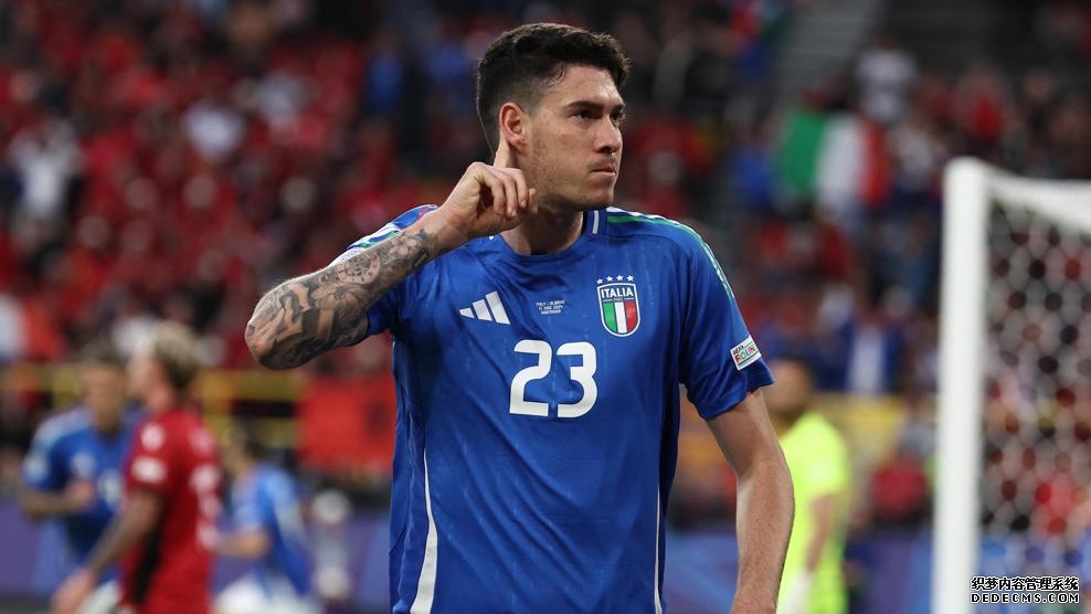 亚历山德罗·巴斯托尼庆祝扳平比分