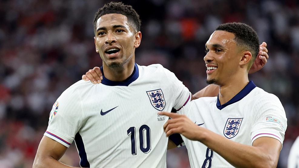 英格兰队进球后，裘德·贝林汉姆与特伦特·亚历山大-阿诺德一起庆祝