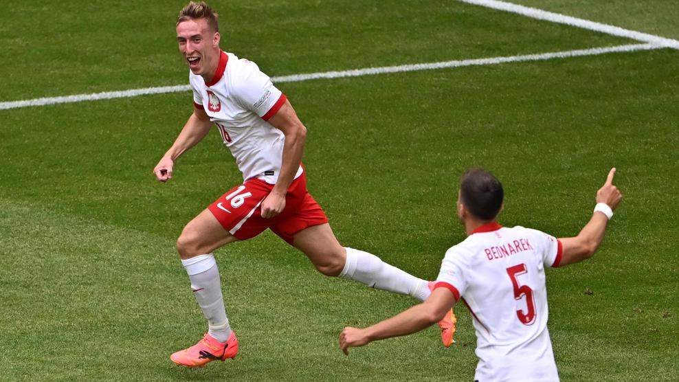 Adam Buksa 高兴地转身