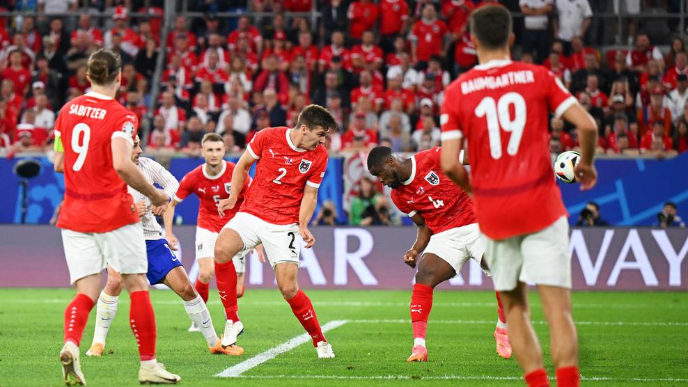 马克西米利安·沃伯 (Maximilian Wöber) 头球攻门，球越过本方守门员