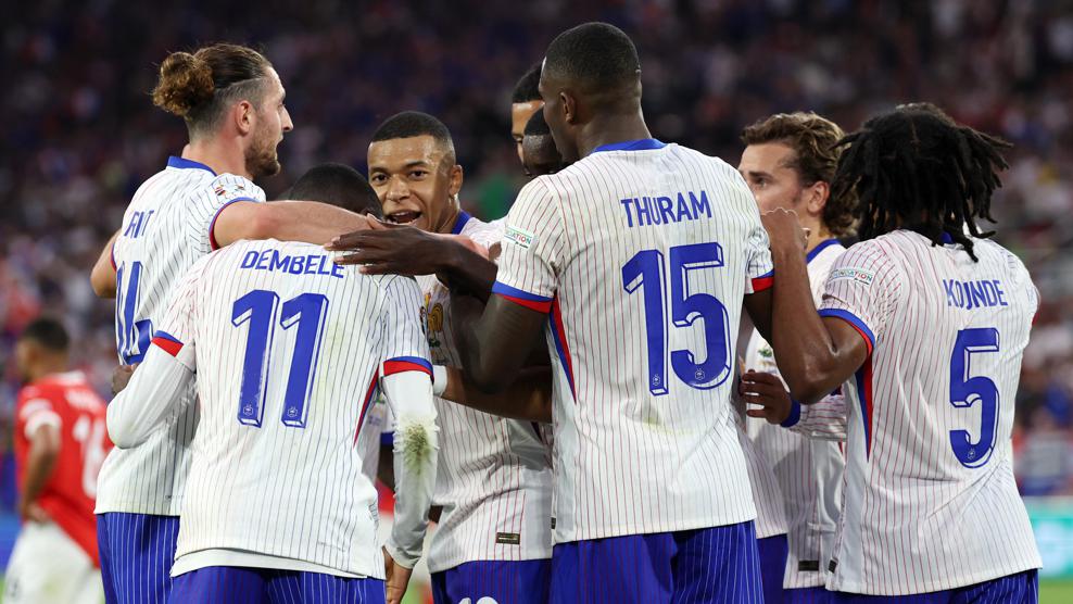 法国球员在杜塞尔多夫欢呼雀跃