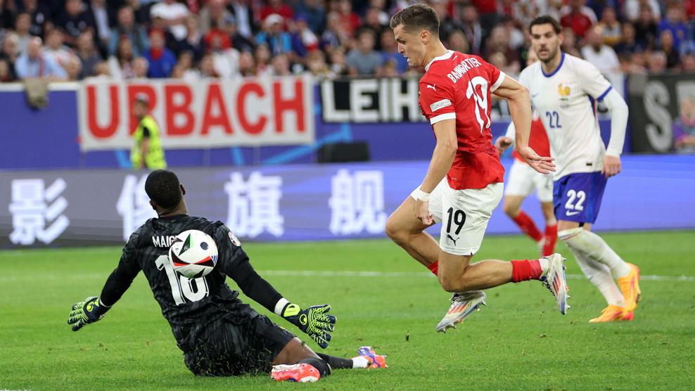 法国门将麦克·迈尼昂阻拦克里斯托夫·鲍姆加特纳