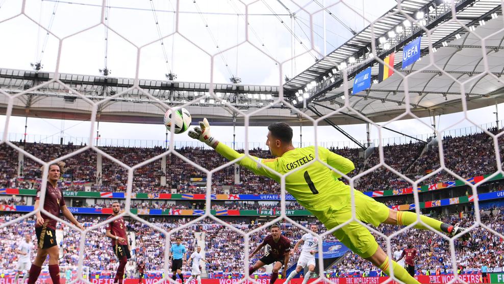 科恩·卡斯蒂尔斯 (Koen Casteels) 飞抵否认卢卡斯·哈拉斯林 (Lukas Haraslin)