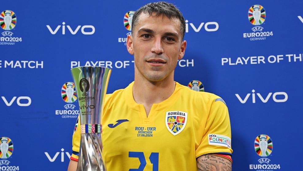 斯坦丘与 Vivo 本场最佳球员奖杯合影