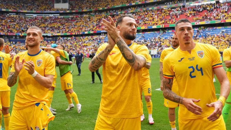 罗马尼亚球员全场与球迷一起庆祝