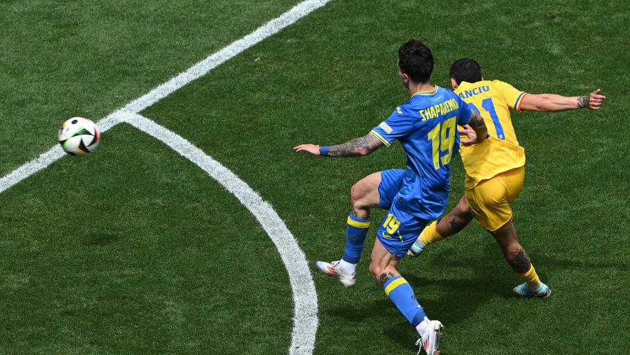 斯坦丘在禁区边缘射门