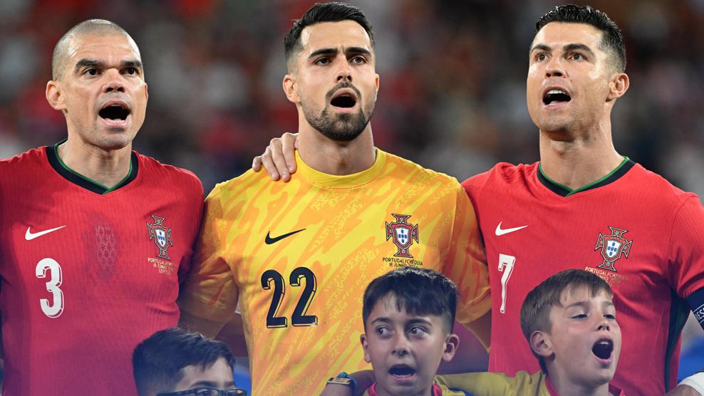 佩佩（左）和克里斯蒂亚诺·罗纳尔多（右）在他们具有里程碑意义的夜晚演唱葡萄牙国歌