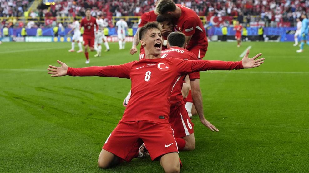 阿尔达·居勒庆祝进球