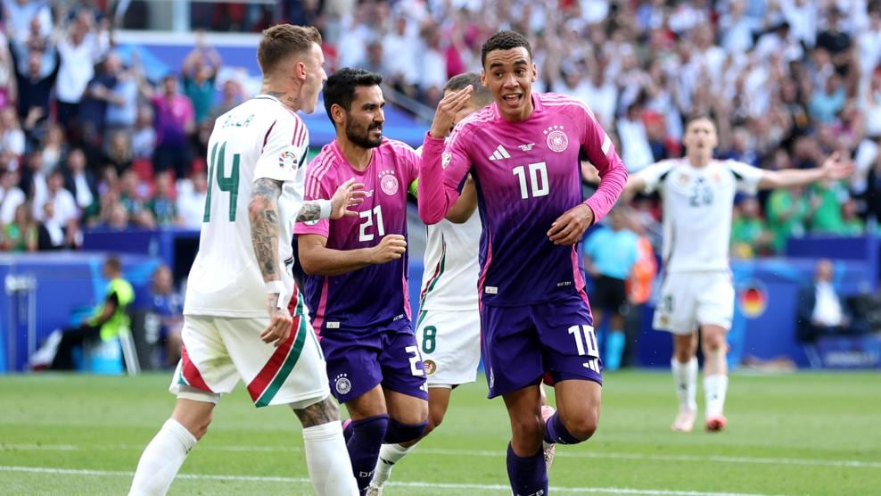 贾马尔·穆西亚拉（右）攻入本届赛事的第二个进球，为比赛拉开序幕