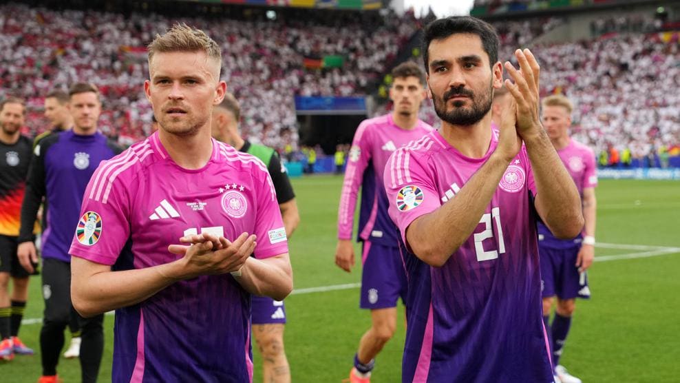 队长伊尔凯·京多安带领德国队球员感谢球迷