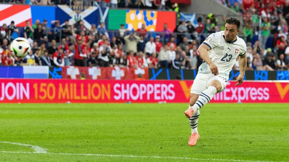 本轮最佳进球争夺者：沙奇里的弧线球