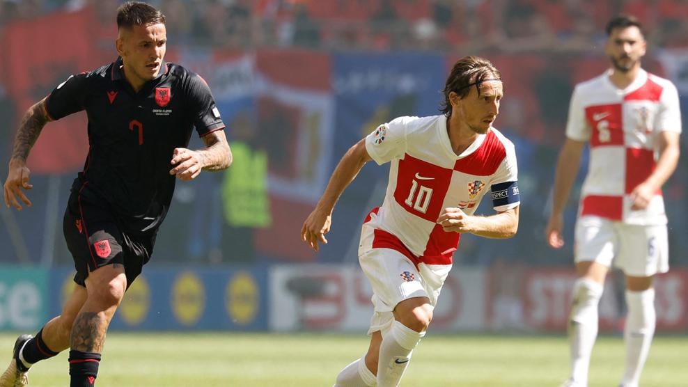 雷伊·马纳吉（左）和卢卡·莫德里奇在行动