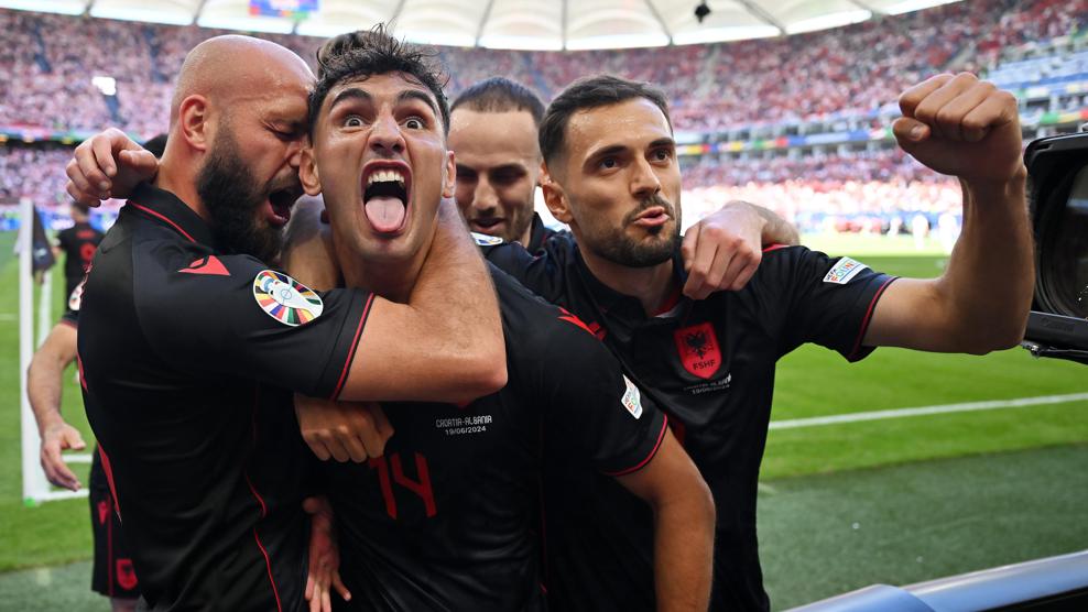 阿尔巴尼亚队庆祝开门红