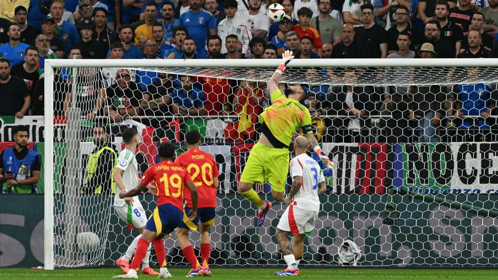 吉安路易吉·多纳鲁马在第 2 分钟扑出了佩德里的头球