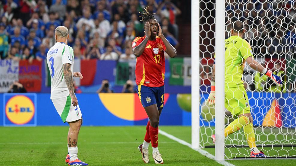 尼科·威廉姆斯在头球偏出后做出反应