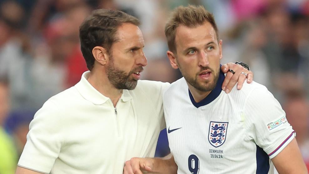 英格兰队教练加雷斯·索斯盖特与哈里·凯恩交谈