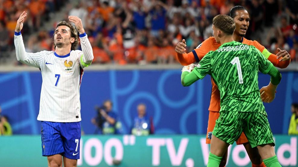 安东尼·格里兹曼（左）对法国队错失对阵荷兰队的机会感到遗憾