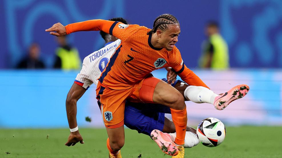 这是两大欧洲豪门之间的一场艰苦的肉搏