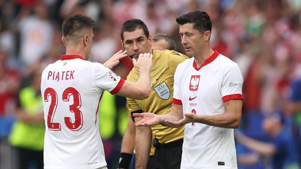 罗伯特·莱万多夫斯基（右）代表波兰队上场