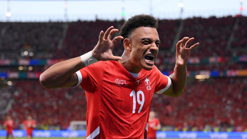 丹·恩多耶庆祝他的第一个国际高级赛事进球