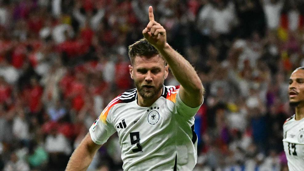 尼克拉斯·菲尔克鲁格庆祝德国队扳平比分