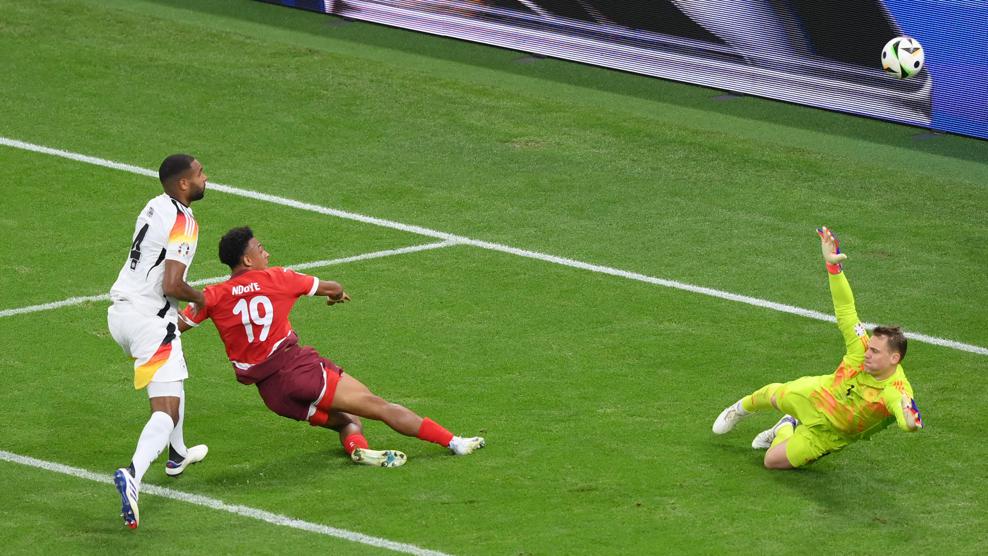 丹·恩多耶击败曼努埃尔·诺伊尔，瑞士队先拔头筹